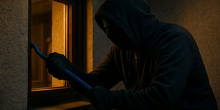 Ein Einbrecher bei der Tat. Bild: KI-erstellt