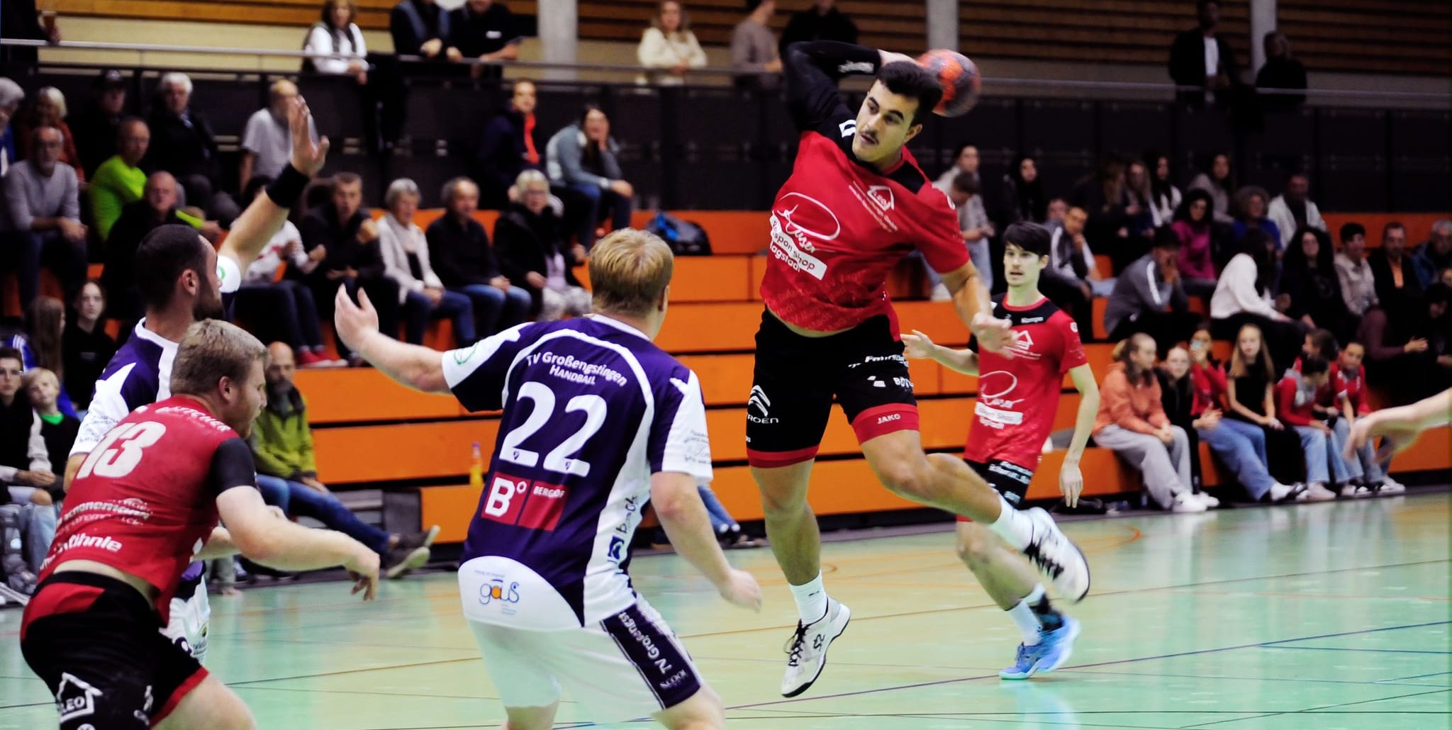 Leon Janackov (am Ball) erzielte bei der 28:32-Heimniederlage gegen die SG Tübingen fünf Tore für den SV Magstadt. Bild:photostampe