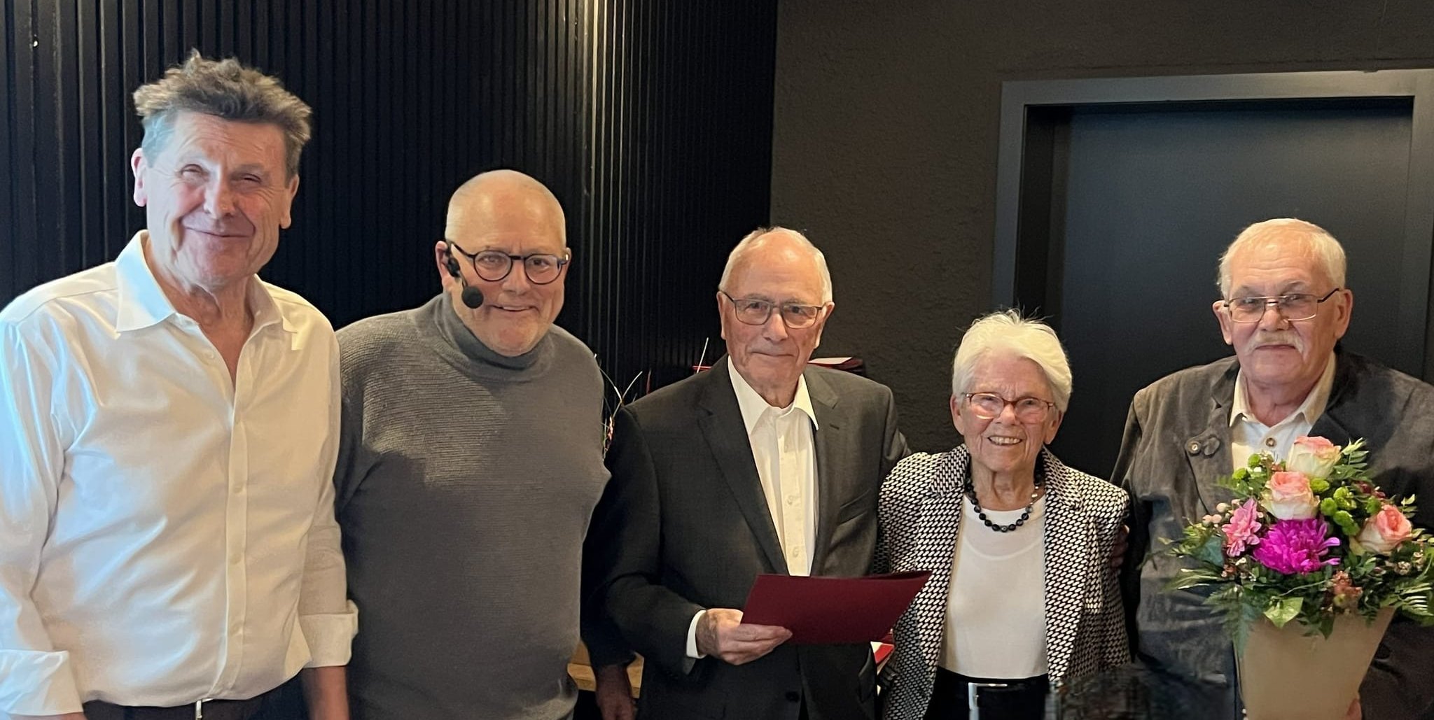 Ehrung für Rolf Boger (von links): Gerhard Jäger, Peter Dünschede, Rolf Boger, Jutta Boger und Klaus Schlereth. 	Bild: z