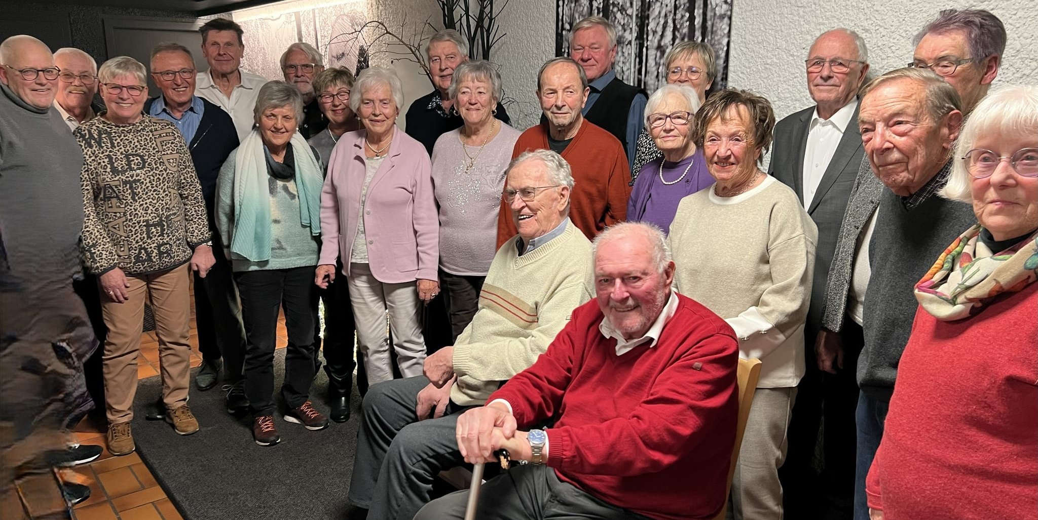 Die Jubilare (vordere Reihe von links): Horst Zander und Walter Bärtle, (mittlere Reihe von links:) Inge Klein, Brigitte Schuhmacher, Rosemarie Jehle, Ruth Pross, Herbert Hahn, Dr. Brigitte Körner, Karin Machnik, Wilfried Beckord und Lilo Hahn, (hintere Reihe von links:) Peter Dünschede,  Klaus Schlereth, Doris Potz, Günther Potz, Gerhard Jäger, Hans-Peter Müller, Manfred Schneider, Peter Loroff, Anita Nüssle, Rolf Boger und Elfriede Radloff, auf dem Bild fehlt Gerlinde Wochele.