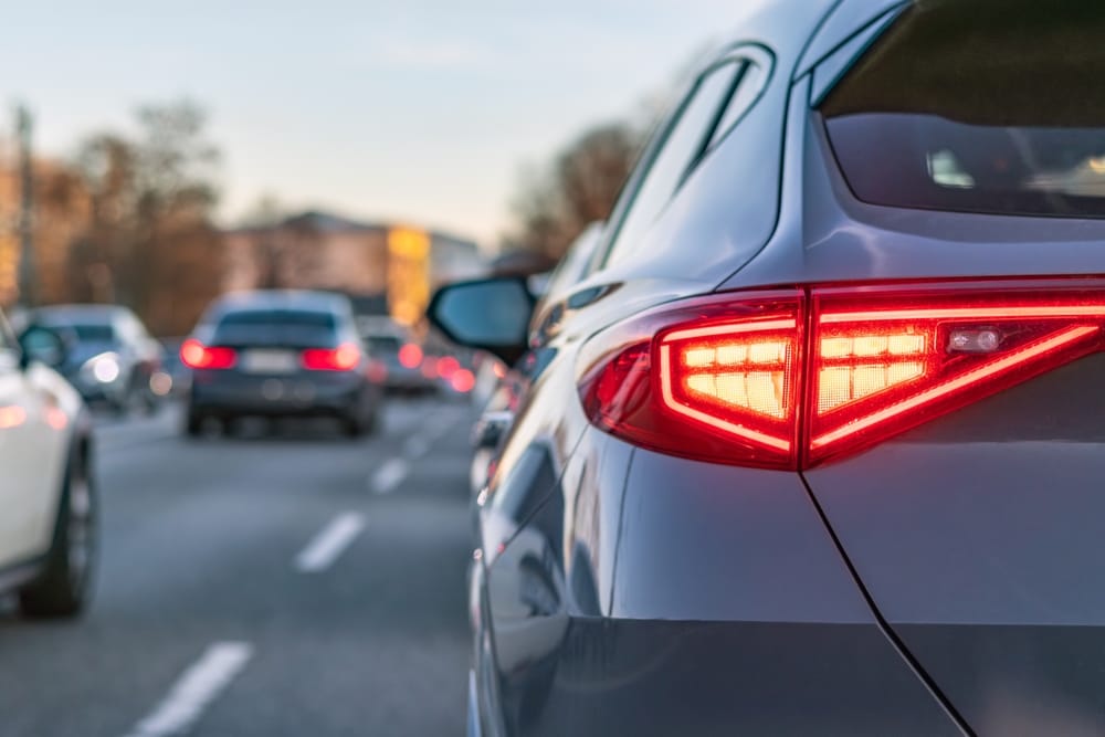 Ab Juli 2026 wird das adaptive Bremslicht für Neuwagen in der EU Pflicht. Erfahren Sie, wie das System funktioniert und warum es Leben retten kann.