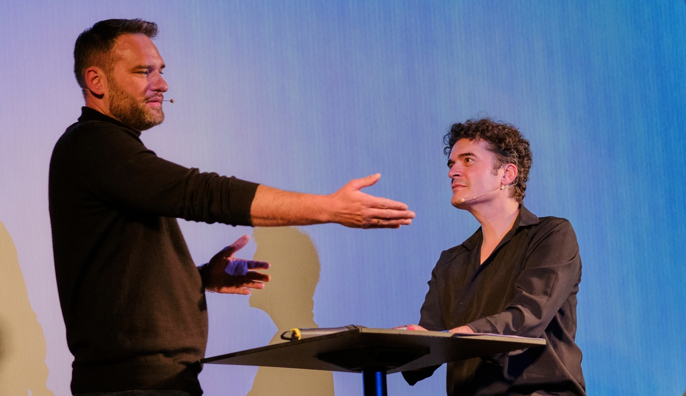 Zwei Macher im Gespräch im Böblinger Bärenkino: Der Musikproduzent und Sound Designer Manuel „Menju“ Mayer (links) und Volker Siegle, Ideengeber der Sport- und Gesundheitswochen.               Bild: Kittelberger