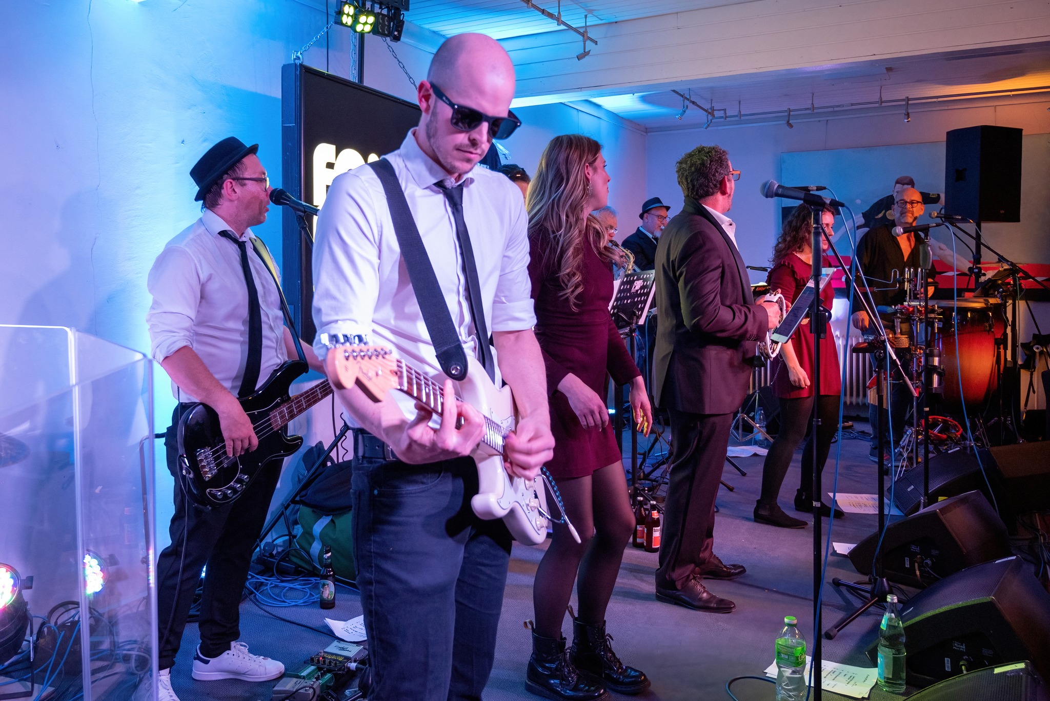Im Sindelfinger Pavillon der IG KUltur sorgt die Band „Fonky Fonky“ für fetzige Klänge beim Tanz in den Mai.