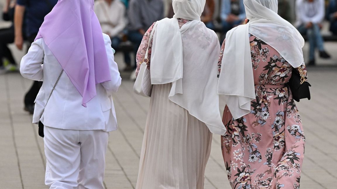 Frauen, die Kopftuch tragen, werden besonders häufig zur Zielscheibe. (Symbolbild)