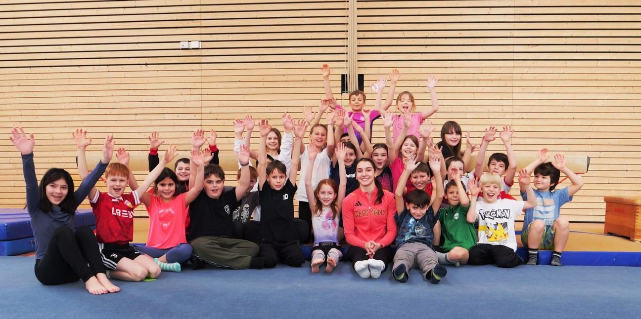 Gruppenbild mit den Schülern, die sichtlich Spaß an diesem besonderen Sport-Unterricht mit Helen Kevric hatten