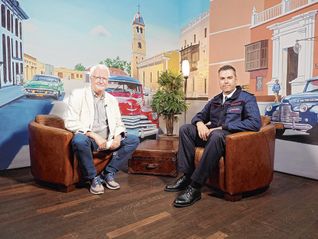 Daniel Rieß (rechts) gehört zur neuen Einsatzgruppe Schlangen und Reptilien der Feuerwehr Böblingen und stellt sie im Stadtgespräch Böblingen mit Hans-Jörg Zürn (Sindelfinger Zeitung/Böblinger Zeitung) vor.