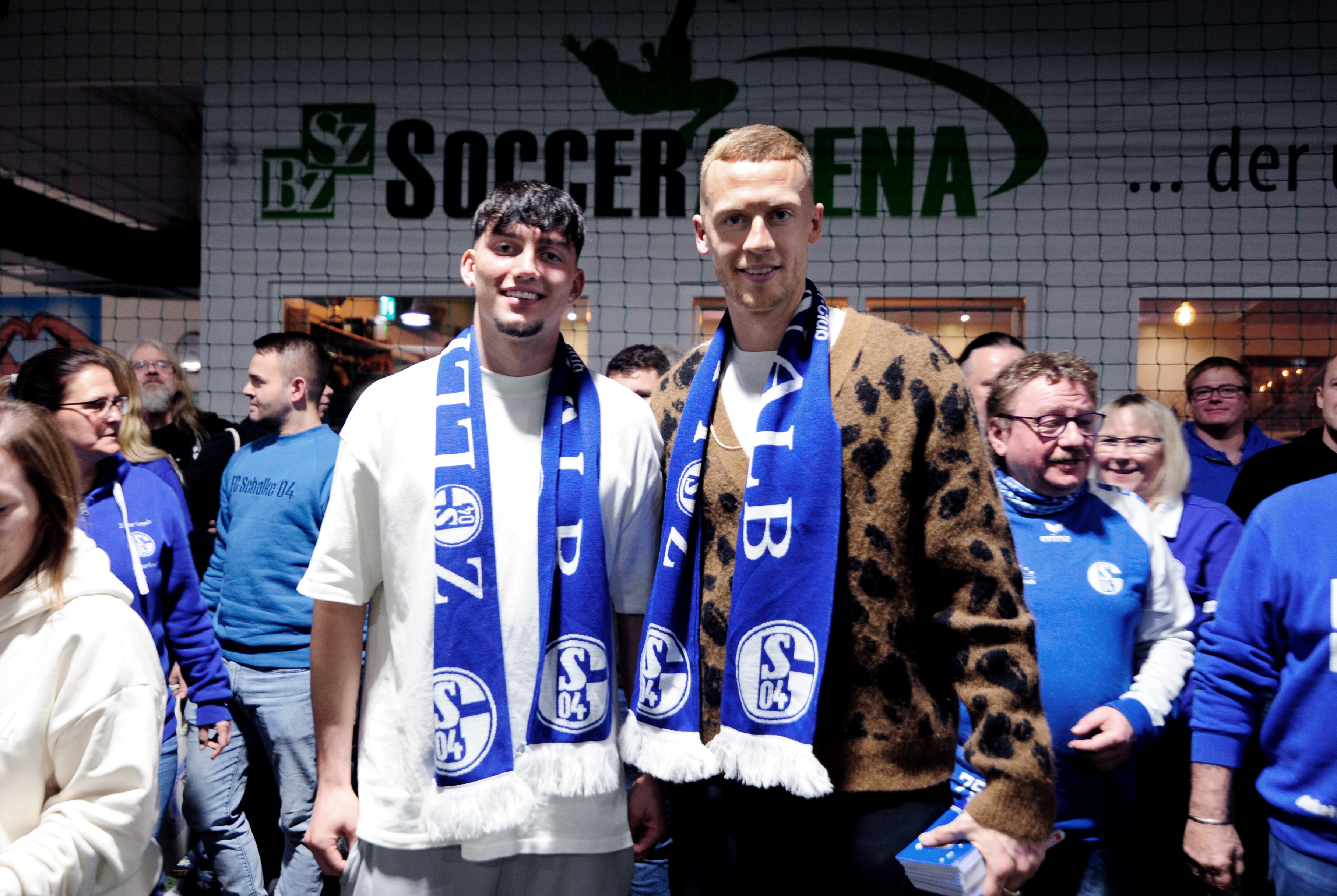 Schalke Fans mit den königsblauen Spielern Timo Baumgartl  (rechts) und Yusuf  Kabadayi in der Sindelfinger Soccer Arena. Bild: photostampe