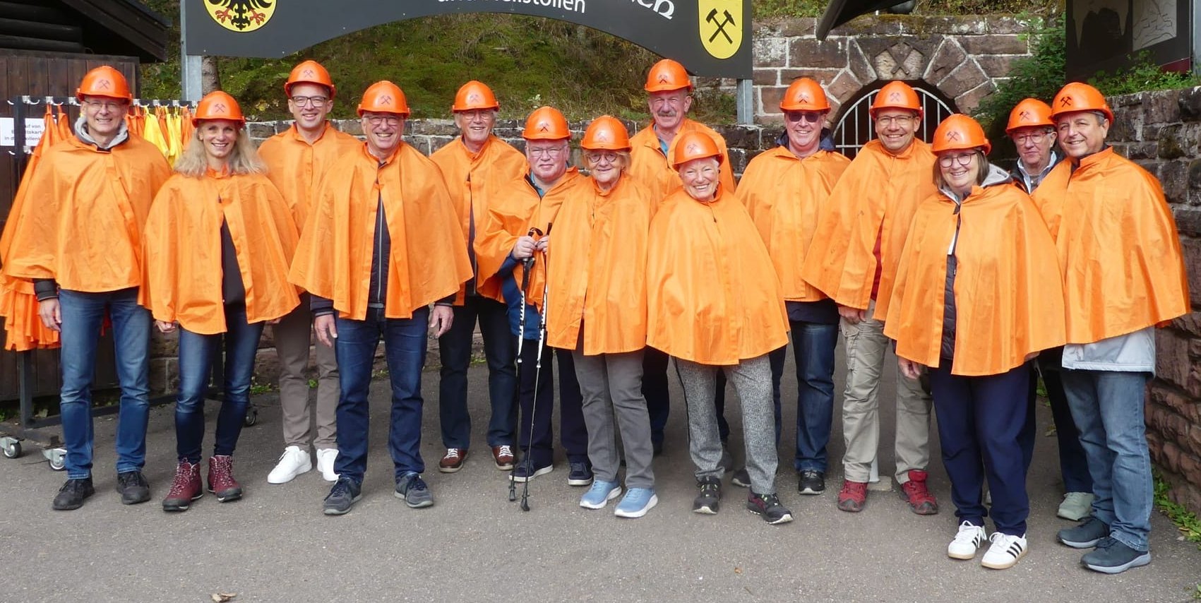 Sportkreispräsidium und -rat vor dem Besucherbergwerk in Neubulach.