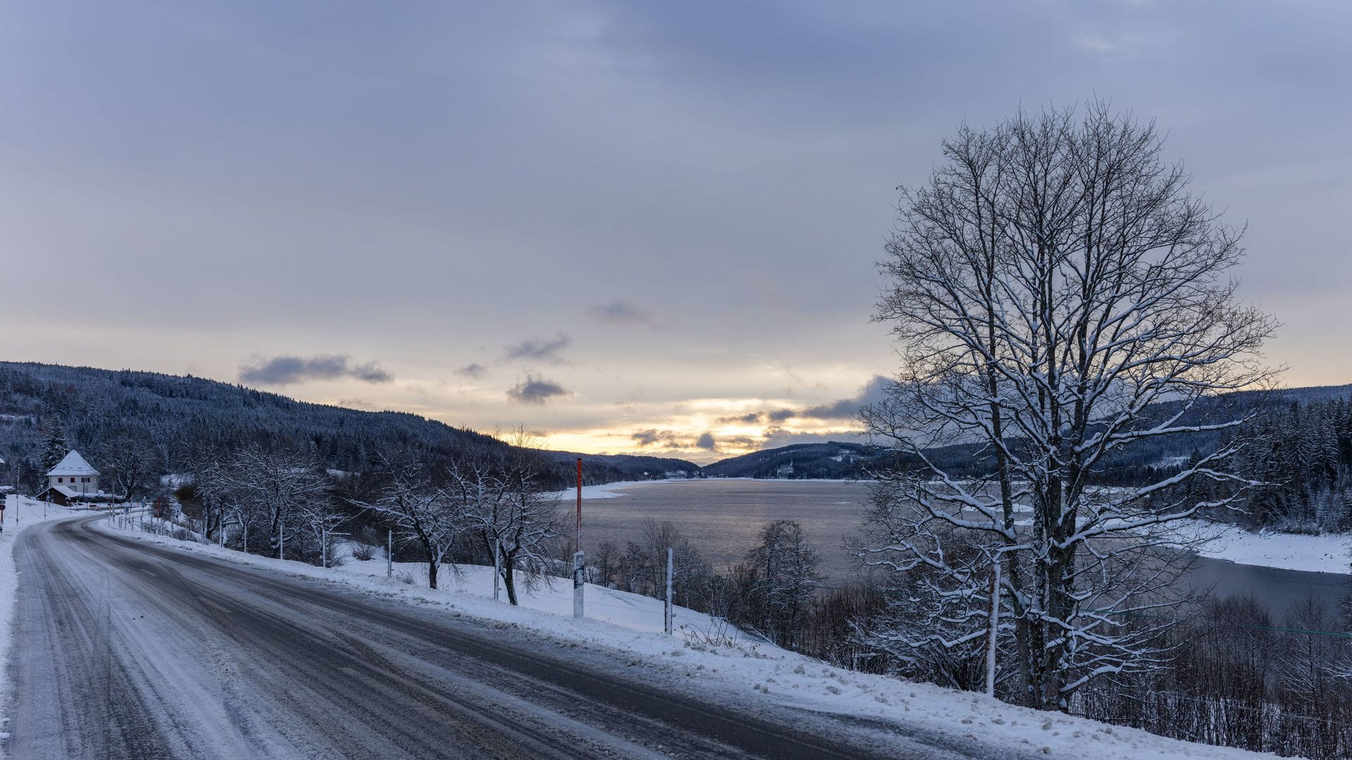 In höheren Lagen in Baden-Württemberg soll es am Wochenende schneien. (Archivbild)