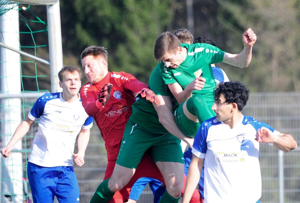 Packende Duelle bei der Partie zwischen Altdorf und Schönaich.