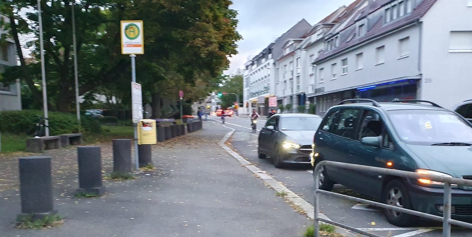 Autos in der Busbucht? Zu Schulbeginn ein alltägliches Bild.