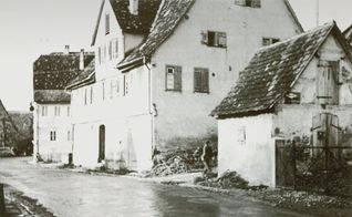 Der Adler war eines der fünf Gasthäuser in Maichingen um 1820. Das Gebäude stand in der Stuttgarter Straße. Erbaut wurde das Haus 1771, abgerissen 1959. Könnte der Löwe ähnlich ausgesehen haben?