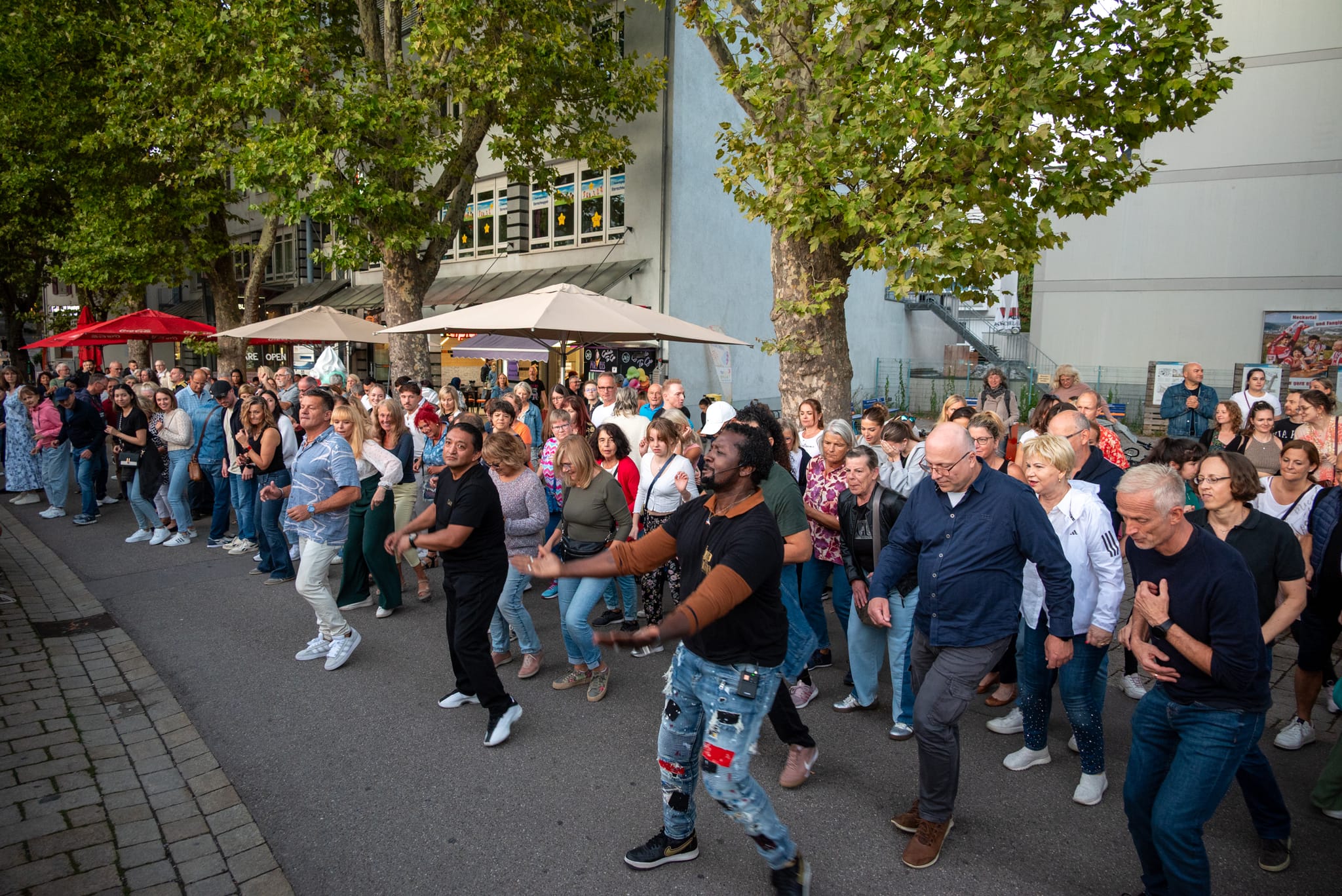 Gemeinsam beim Salsa-Schnupperkurs neue Schritte lernen.