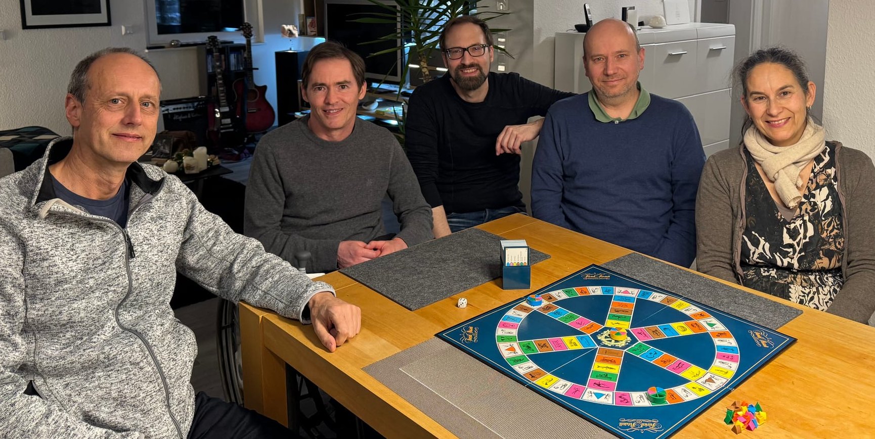Heute zählen am Tisch nicht mehr schnelle Bälle, sondern schlaue Köpfe. Von links: Volker Ziegler, Christoph Holzäpfel, Jürgen Baier, Elmar Fallscheer, Dorothea Ziegler (ehemals Mundle). Es fehlt Christof Steiner.