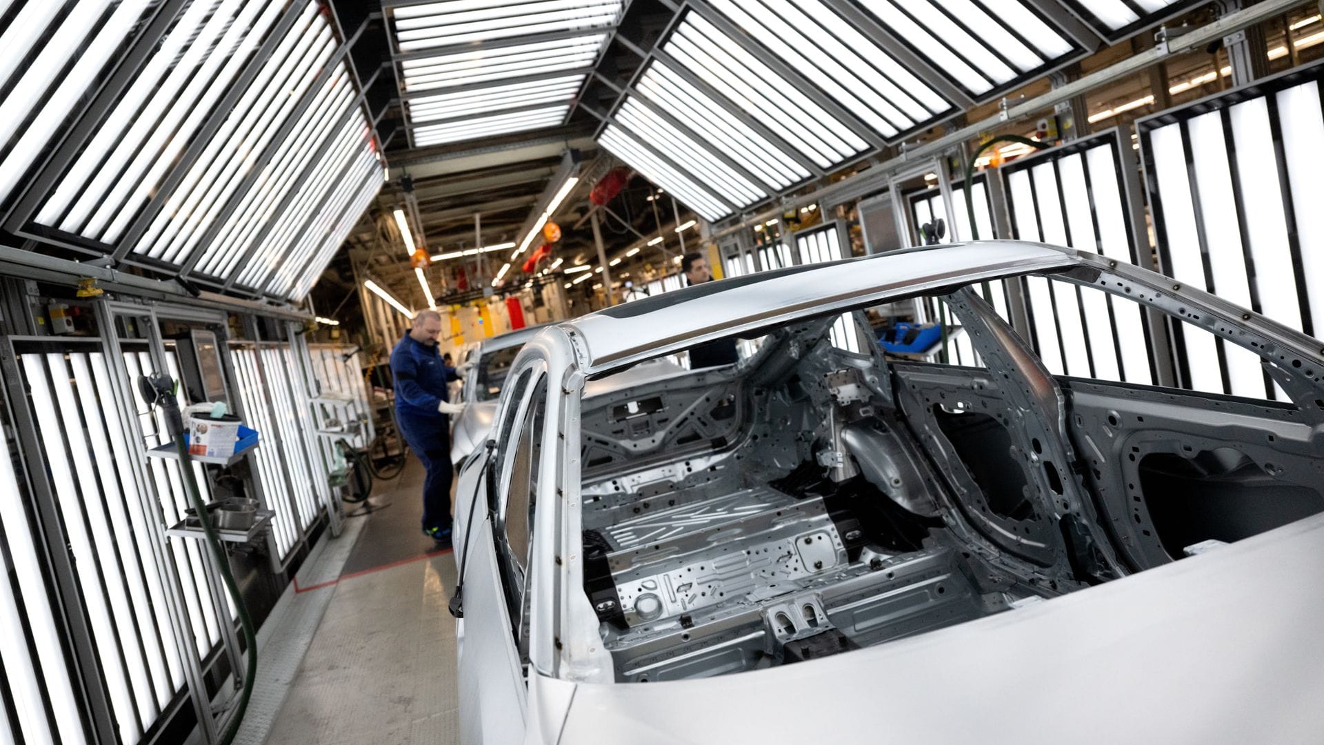 Mitarbeiter von BMW arbeiten im Stammwerk in der Produktion an der Karosserie von verschiedenen Modellen des Autoherstellers.