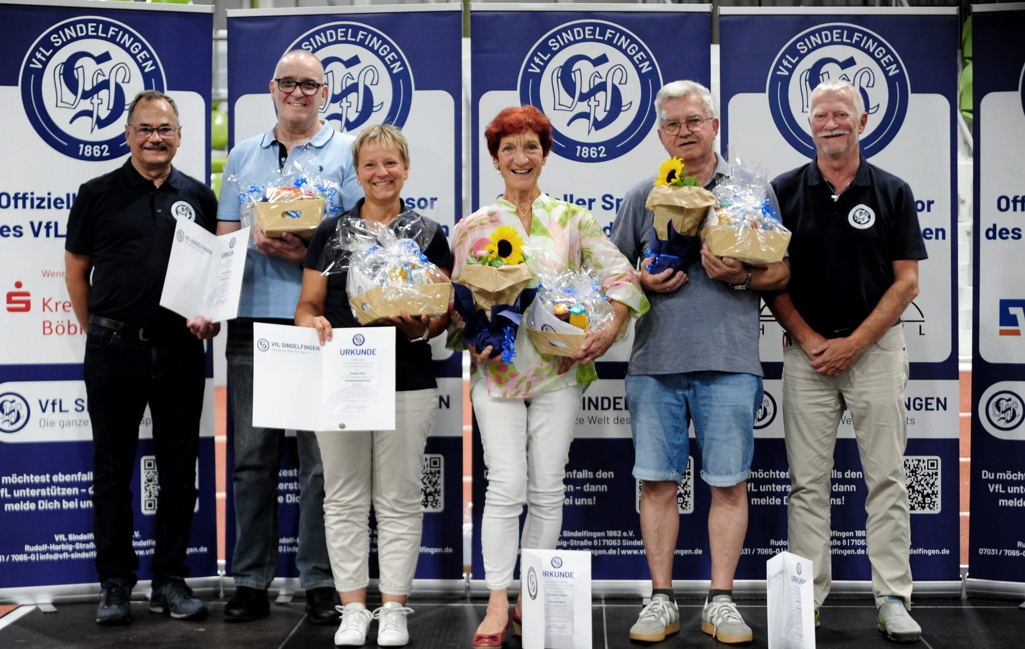VfL-Präsident Dr. Heinrich Reidelbach (links) und Vize Andreas Bonhage (rechts) überreichten an Rainer Rodriguez (2. von links) und Andrea Petri (Mitte) die Verdienstnadel in Gold. Anneliese Heyne und Stevan Fuks wurden zu Ehrenmitgliedern ernannt.