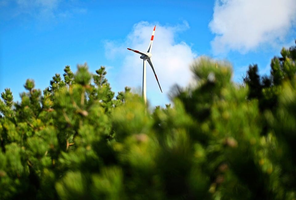 An diesen Anblick werden sich die Menschen in Baden-Württemberg gewöhnen müssen. Die Frage ist noch: wo stehen all die Windräder?