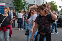 Der Salsa-Abend in Sindelfingen lockte zahlreiche Besucherinnen und Besucher auf die Kleine Mercedesstraße.