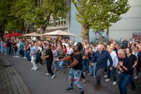 Der Salsa-Abend in Sindelfingen lockte zahlreiche Besucherinnen und Besucher auf die Kleine Mercedesstraße.