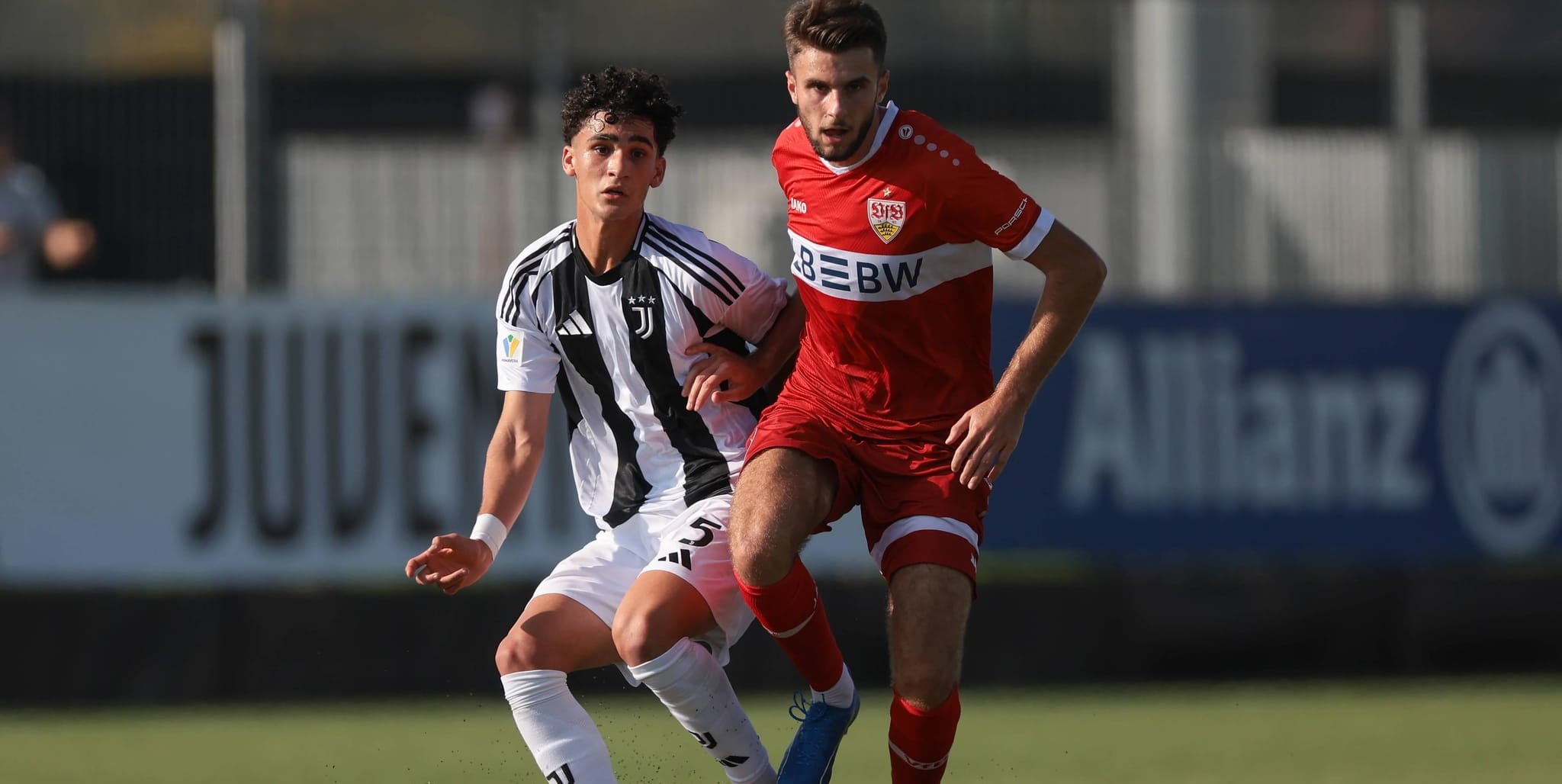 Eliot Bujupi  (rechts) im Zweikampf mit dem Turiner Adam Boufandar. Der Sindelfinger traf zum zwischenzeitlichen 1:1. Bild: z