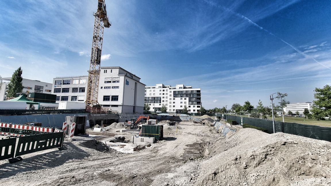 Der Grundstein ist gelegt, die Erdaushubarbeiten sind abgeschlossen: Bis zum Schuljahr 2025/26 soll die neue Grundschule auf dem Flugfeld fertiggestellt sein. Bild: Hamann