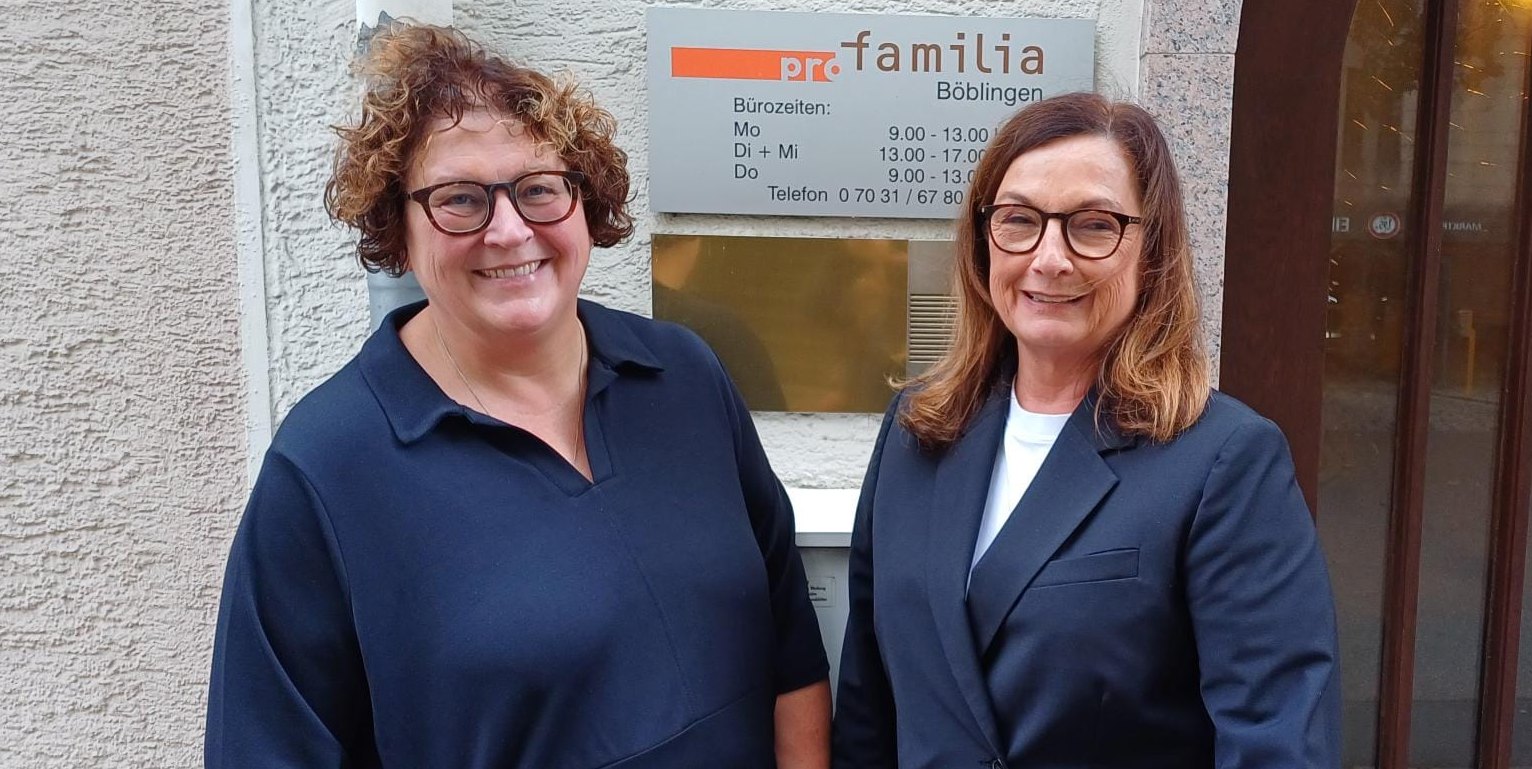 Beate Scharfenstein (links), Leiterin der Böblinger Beratungsstelle, und Vereinsvorsitzende Kristiane Dongus vor der Beratungsstelle in der Böblinger Pfarrgasse.