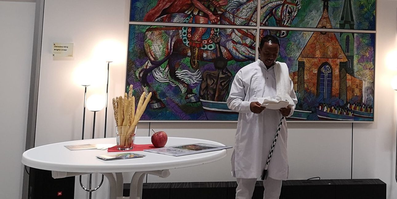 Mulugeta Tekle vor seinem Bild „Die Macht von Gott durch den Heiligen Sankt Martin“.