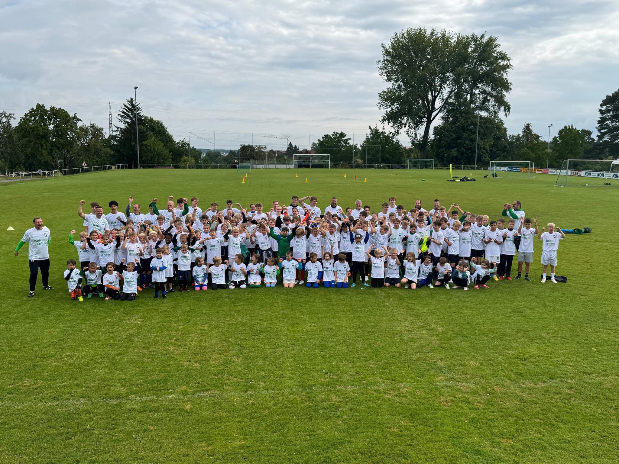127 Kinder haben jede Menge Fußball-Spaß.