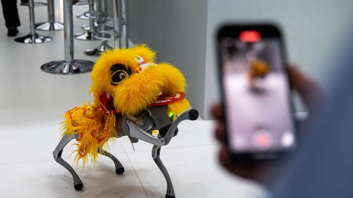 Der chinesische Batteriehersteller EVE präsentiert einen bekleideten Roboterhund.