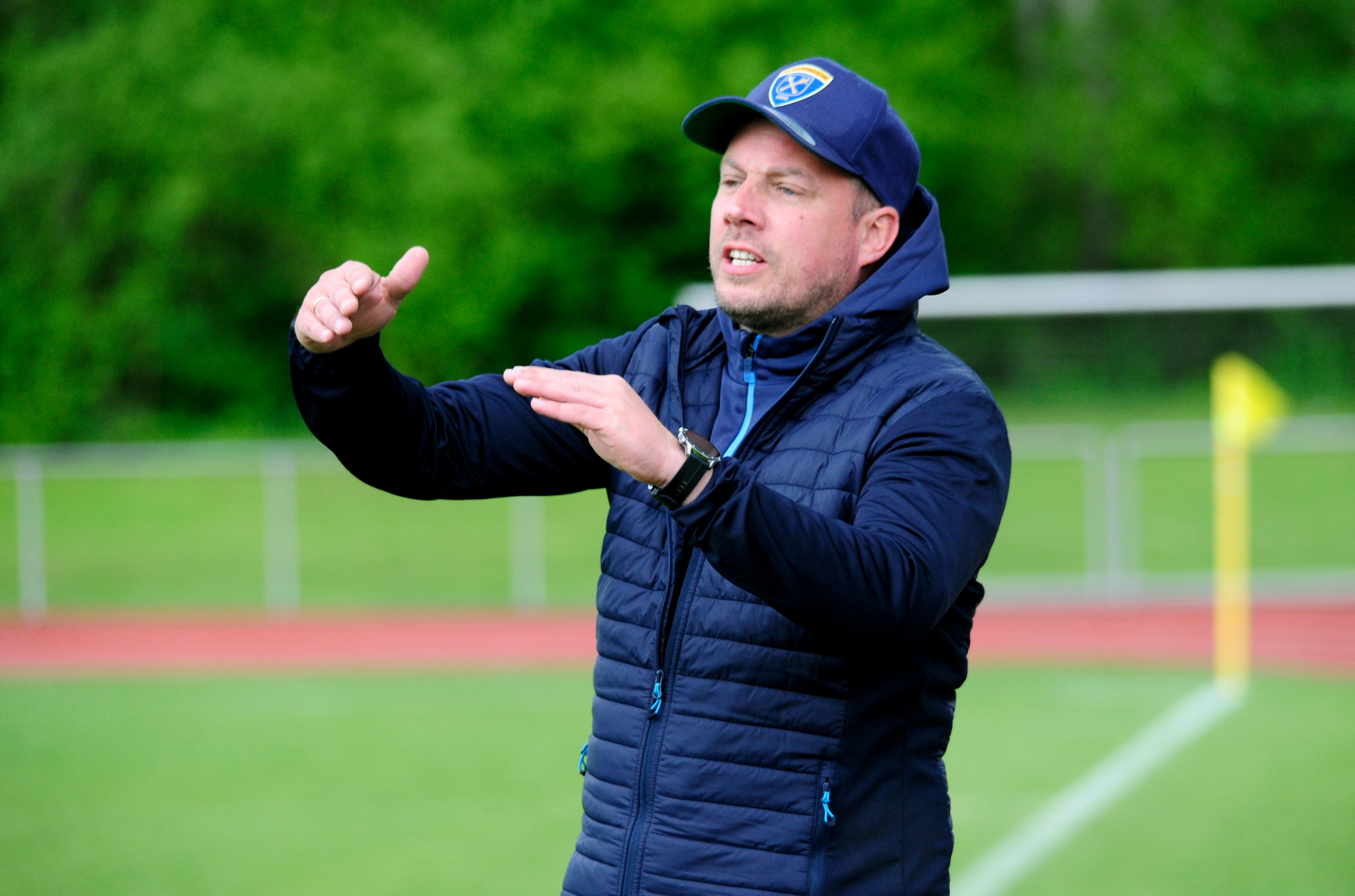 Trainer Marcel Lindner und der TVD gewinnen deutlich mit 4:0 in Gechingen.