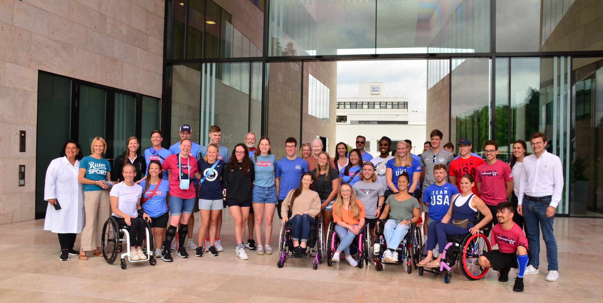 Das amerikanische Schwimmteam für die Paralymps in Paris auf Stippvisite bei Ritter Sport in Waldenbuch. Bild: z