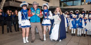 Noch hält Oberbürgermeister Dr. Bernd Vöhringer den Schlüssel in der Hand, während Mechthild von der Pfalz bereits danach greift.