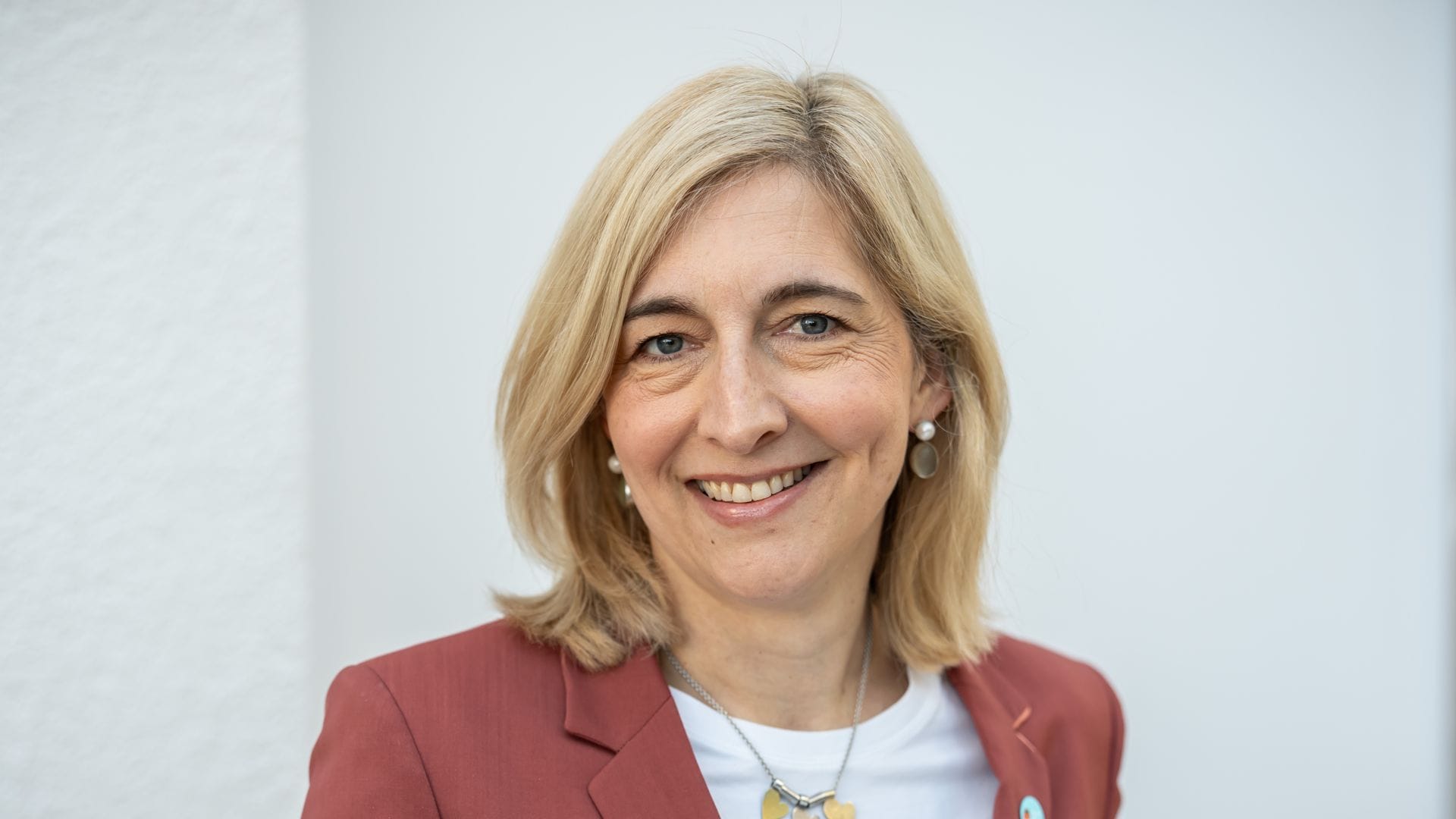 Die neue Bundesgesundheitsministerin Nina Warken (CDU) muss die Preisspirale bei neuen Medikamenten  bremsen.