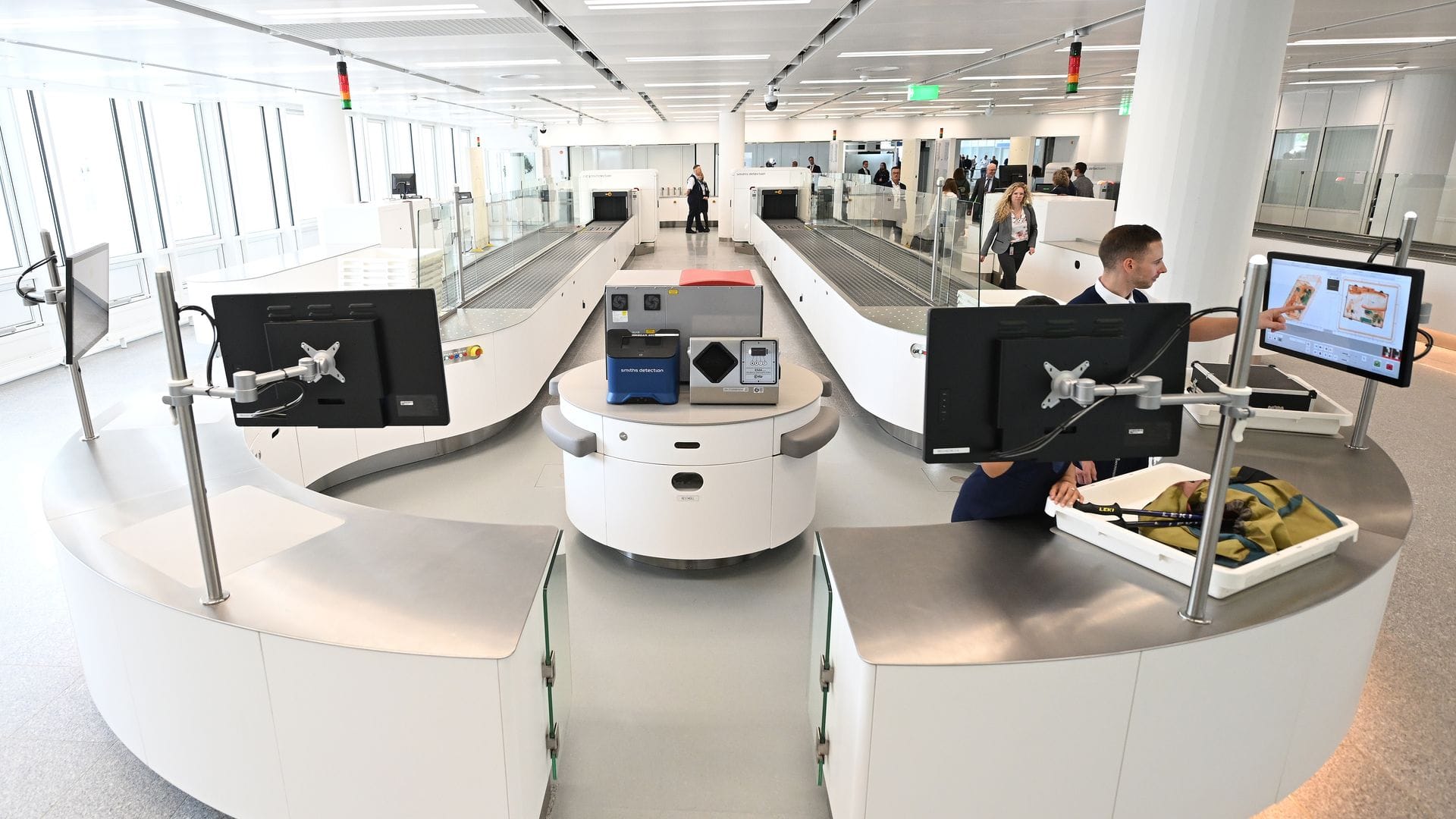 Dank neuer Handgepäckscanner könnten die Flüssigkeitsregeln fürs Flugzeug-Handgepäck bald Geschichte sein. (Archivbild)