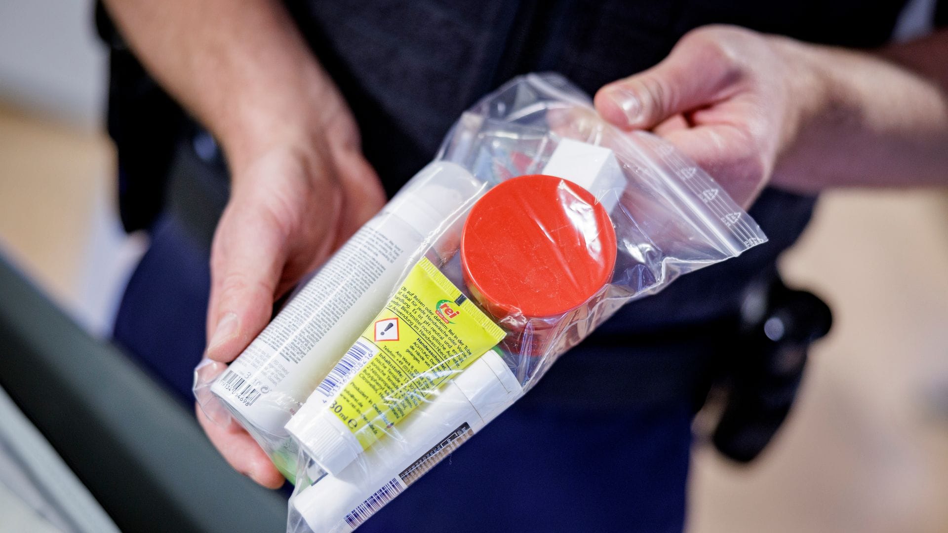 So mussten Flüssigkeiten bislang verpackt werden. (Archivbild)
