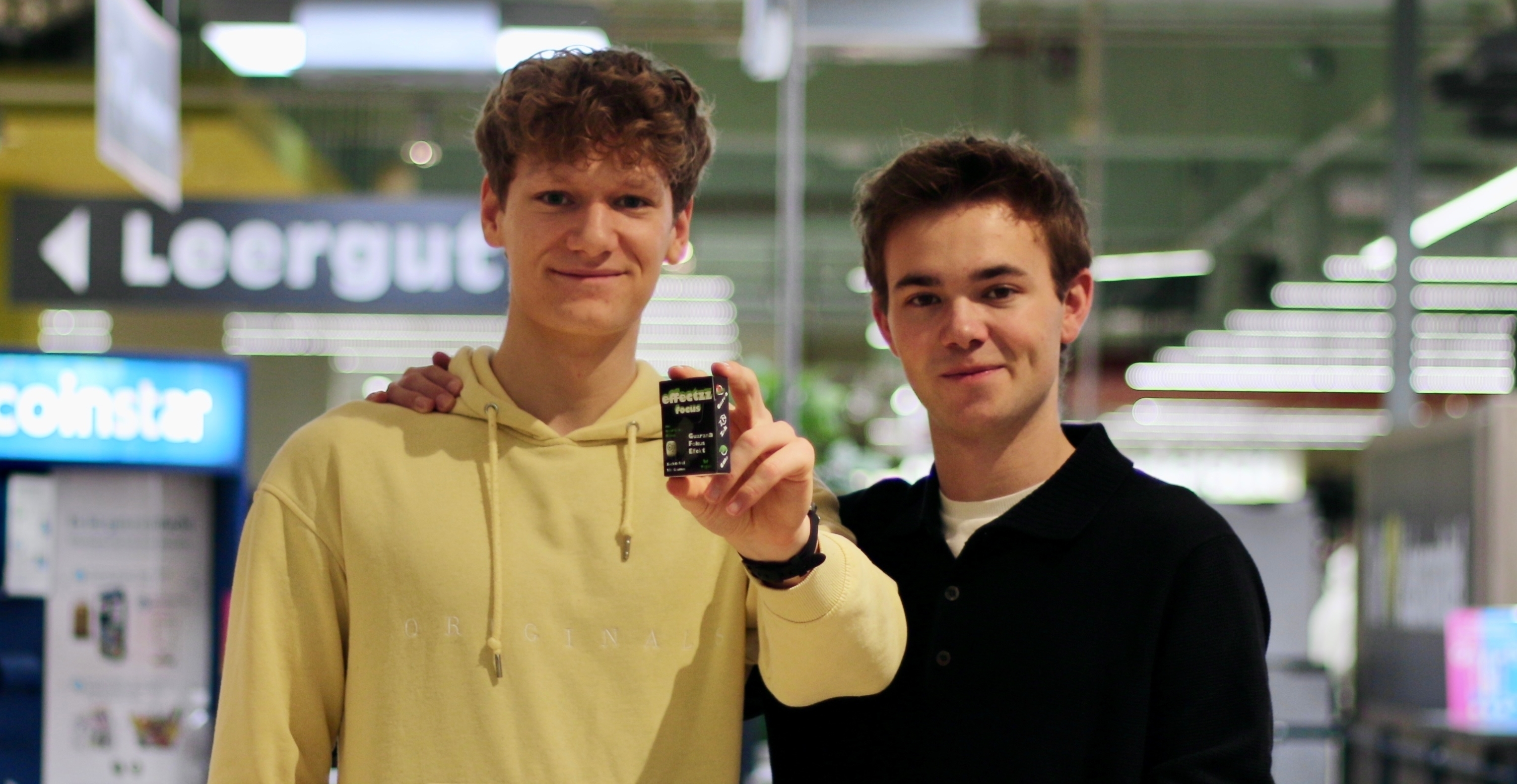 Adrian Mitlacher (links) und Erik Maier mit ihrem Kaugummi im Edeka-Baisch in den Böblinger Mercaden. Ab sofort steht dieser auch im Breuningerland in Sindelfingen und in vier weiteren Edeka-Märkten im Regal.       Bild: z