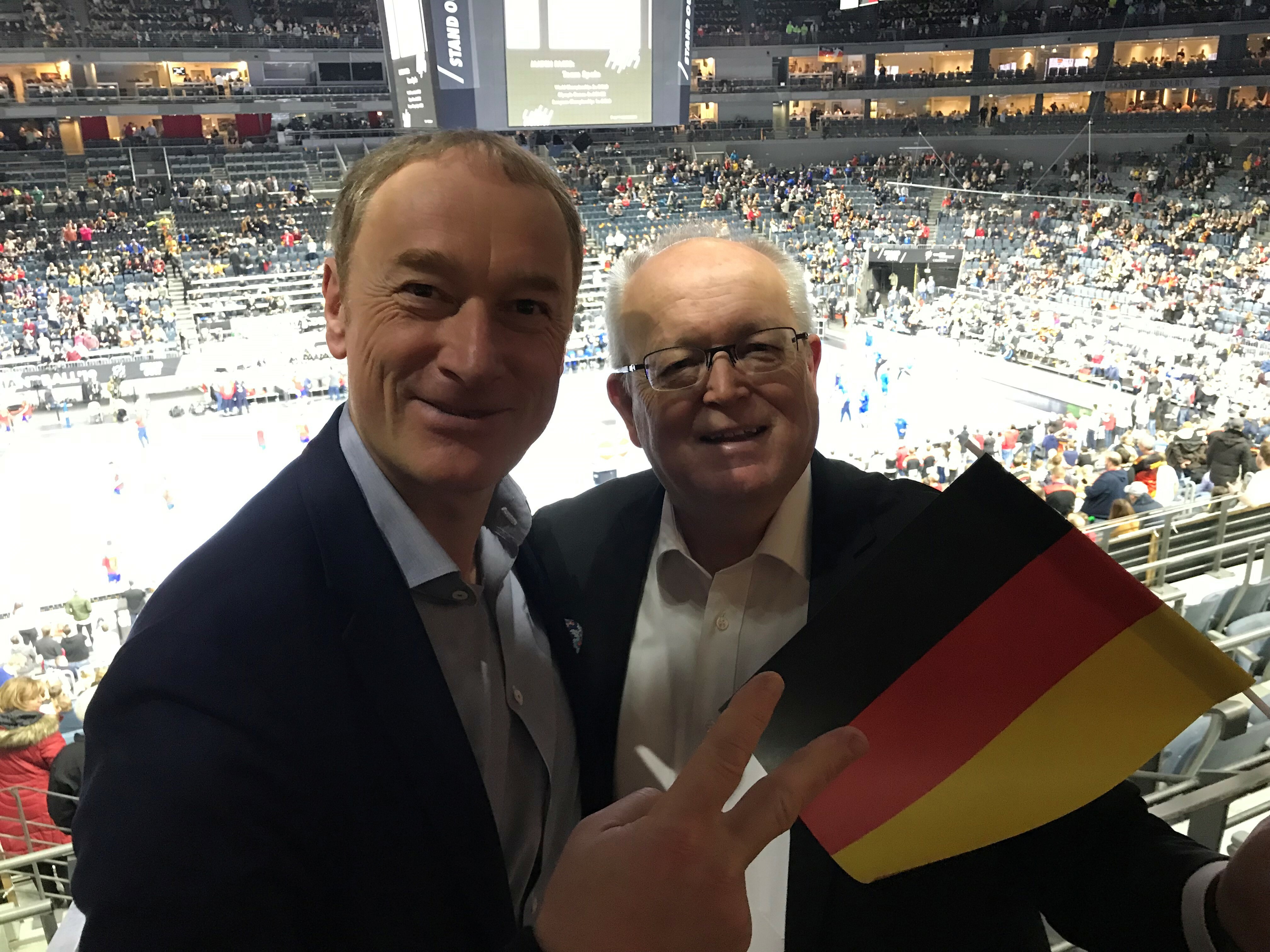 Experten unter sich: Hans Artschwager und Olal Lücke (links), Pressesprecher der Handball-Bundesliga. Bild: z