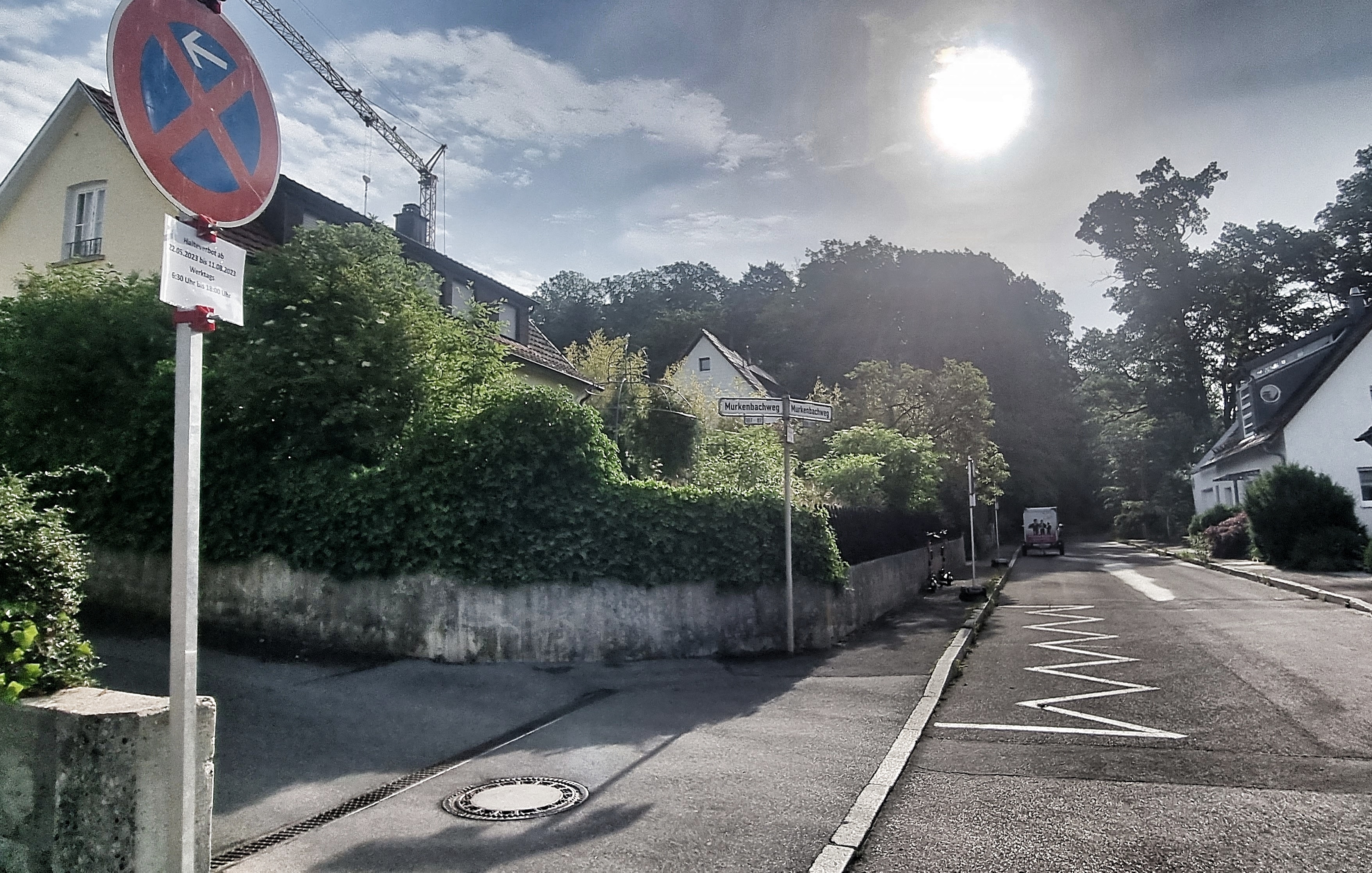 Im Murkenbachweg stehen Halteverbotsschilder, über die sich Anwohner Jürgen Schmid wundert. Bis zum 11. August müssen die Anwohner wegen Baustellenverkehr, den Jürgen Schmid bislang noch nicht bemerkt hat, an Werktagen tagsüber auf fünf Stellplätze verzichten.  Bild: Hamann