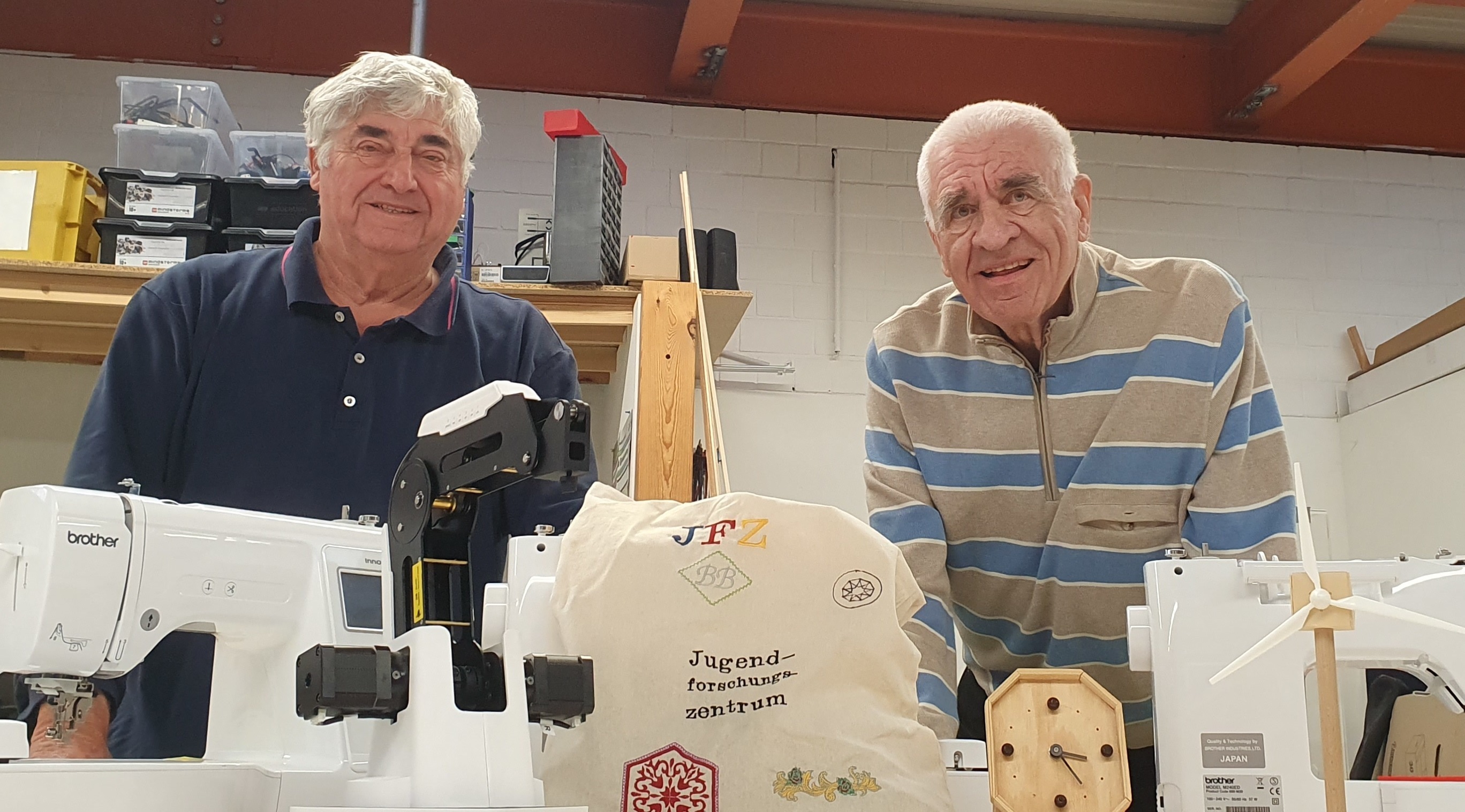 Tüftler und Macher: Heinz Ulmer (links) und Volker Rose freue sich auf viele neugierige Gäste am Samstag.       Bild: Wegner