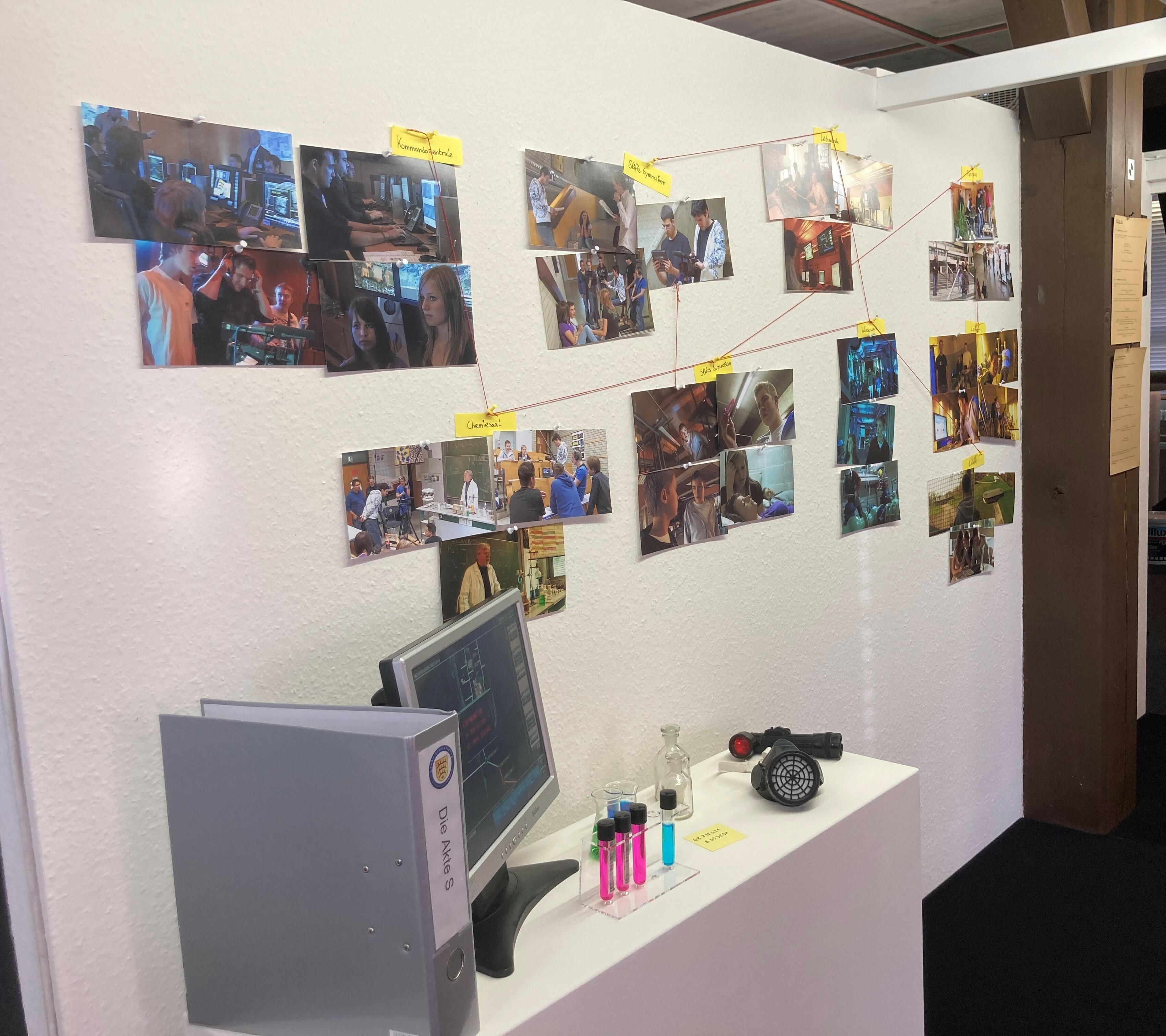 Die Fotos an der Wand zeigen die vielen verschiedenen Orte, an denen gedreht wurde. Mit dabei auch welche, die man sonst nicht einfach so betreten darf.