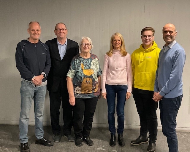 Die Fraktionsvorsitzenden Axel Finkelnburg (SPD), Richard Pitterle (Die Linke), Dr. Dorothee Kadauke (Freie Wähler), Maike Stahl (CDU), Maximilian Reinhardt (FDP) und Ulrich Hensinger (Bündnis 90/Die Grünen) organisieren gemeinsam die Kundgebung unter dem Motto „Nie wieder ist jetzt“. Bild: z