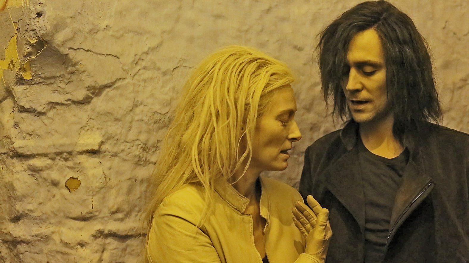 Tilda Swinton und Tom Hiddleston sind Vampire und seit Jahrhunderten ein Paar. Sie sind die „Only Lovers Left Alive“.   Bild: z