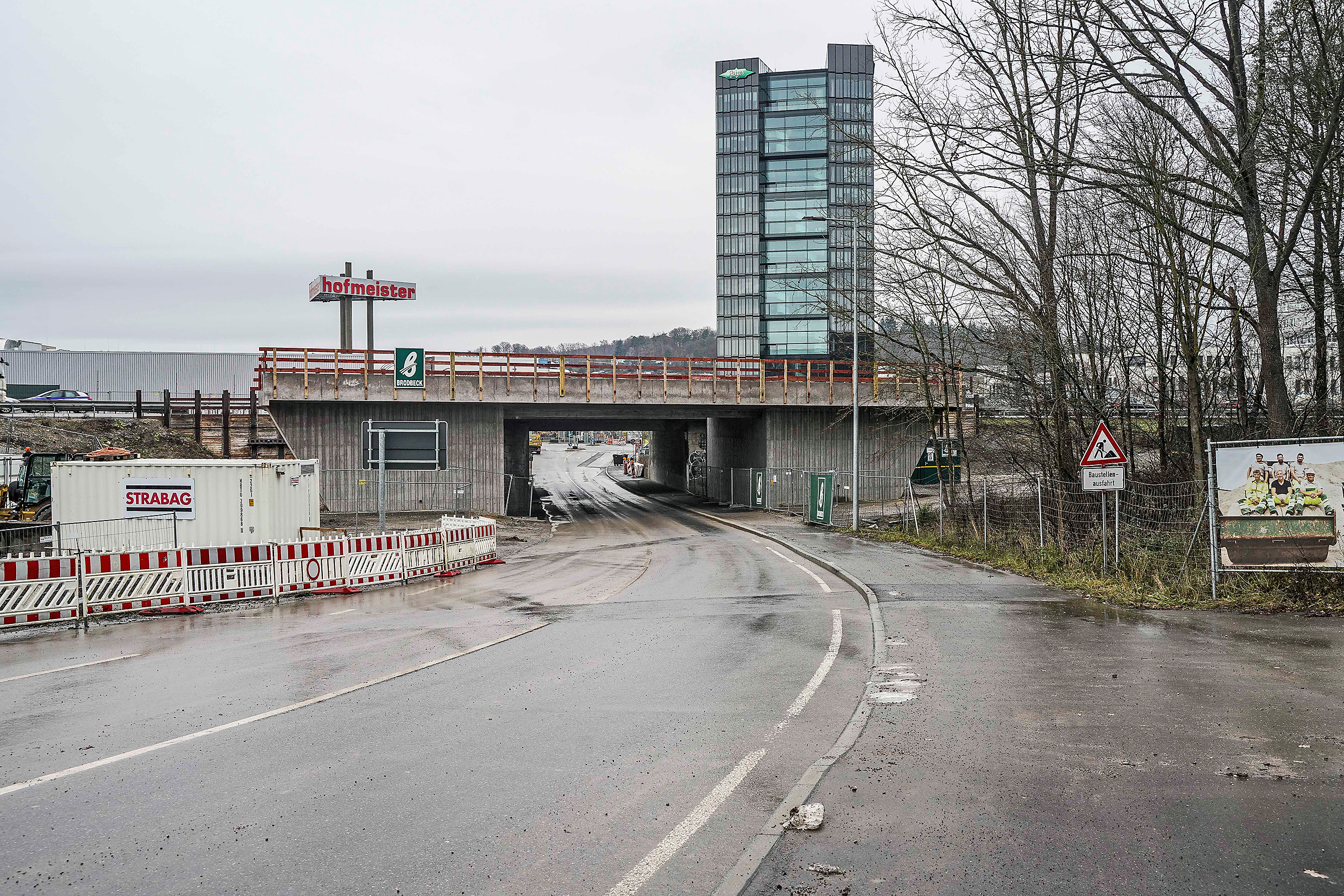 Seit Januar stand der die Verbindung zwischen Böblinger Thermalbad  und Sindelfinger Breuningerland eine Bustelle für den Ausbau der Autobahn 81 im Weg. Jetzt ist diese Hauptbverkehrsachse wieder befahrbar.  Bild: Dettenmeyer