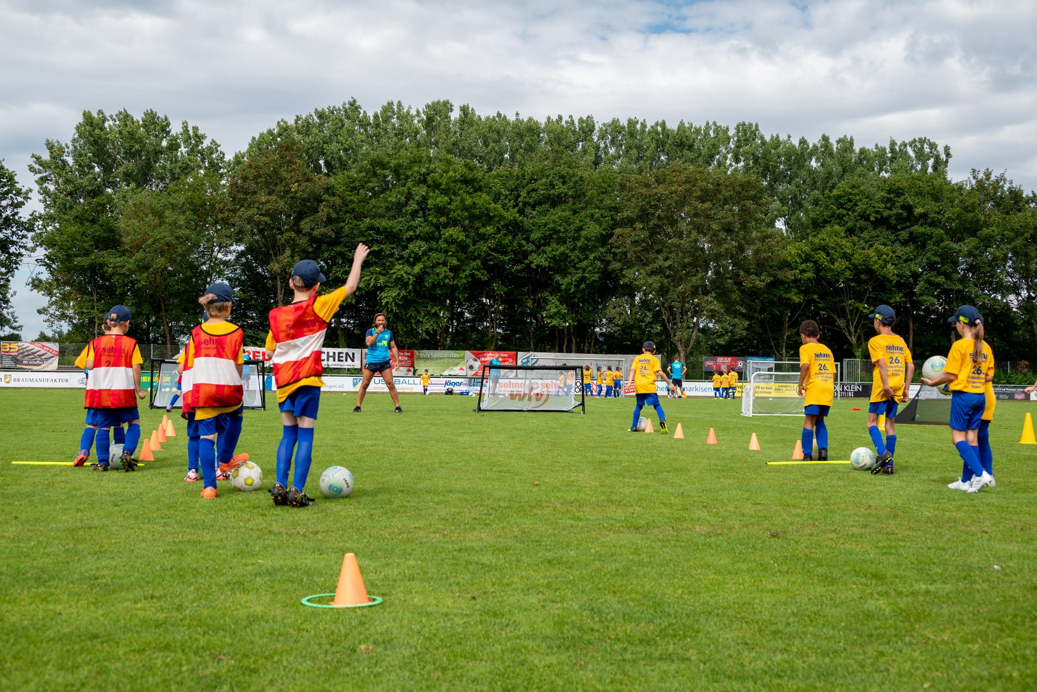 Im Slalom Richtung Tor geht es auch für die Jüngsten beim Ehninger Fußballcamp.