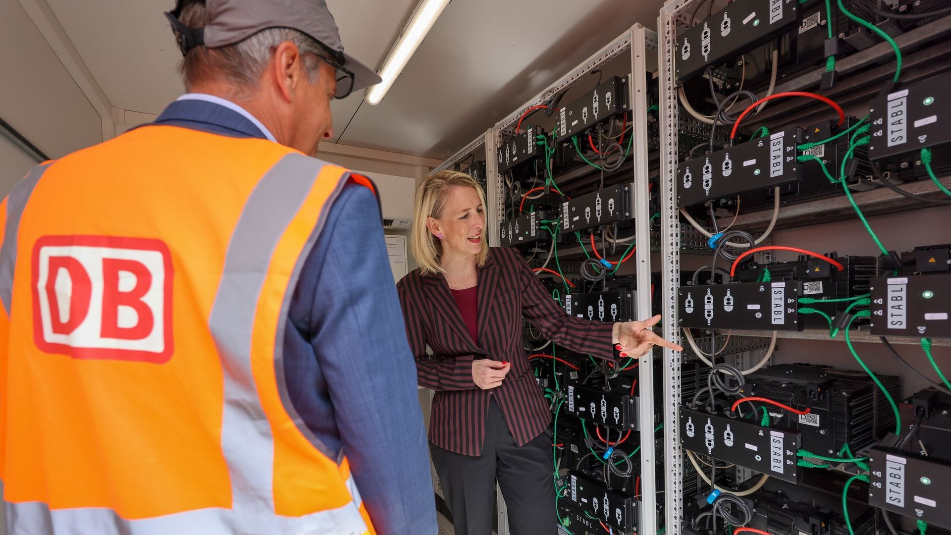 Laut Katrin Habenschaden, Nachhaltigkeitschefin der Deutschen Bahn, kann mit Solaranlagen und Batteriespeichern rund ein Viertel des Strombedarfs im Leipziger Werk gedeckt werden.