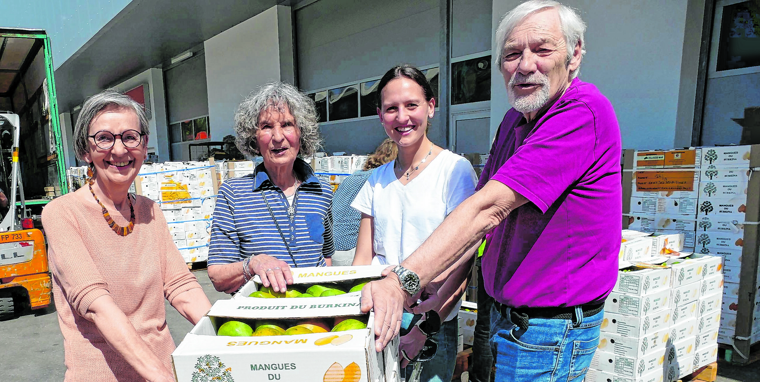Seit vielen Jahren packen mit an: von links Irene Howoritsch, dann Gisela Winkler mit ihrer Enkelin Lisa Kitzinger und Karl-Heinz Münch (Vorgänger von Petra Waschner). Gisela Winkler und Karl-Heinz Münch haben die Mango-Aktion durch ihre Afrika-Reisen ins Leben gerufen.