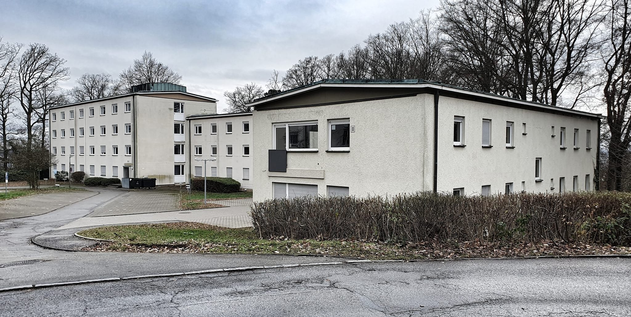 Richtung Haydnstraße ist das Areal von drei bereits geräumten Verwaltungsgebäuden begrenzt. Früher war hier die Zahnklinik untergebracht. Diese Häuser sollen abgerissen werden.