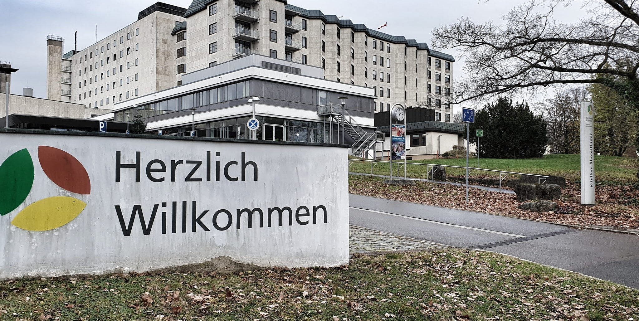 Heute gehen hier Menschen ins Krankenhaus. In ein paar Jahren sollen sie hier wohnen und arbeiten. Der zentrale Bettentrakt bleibt im neuen Stadtviertel stehen, wird aber neu gedacht und umgebaut.