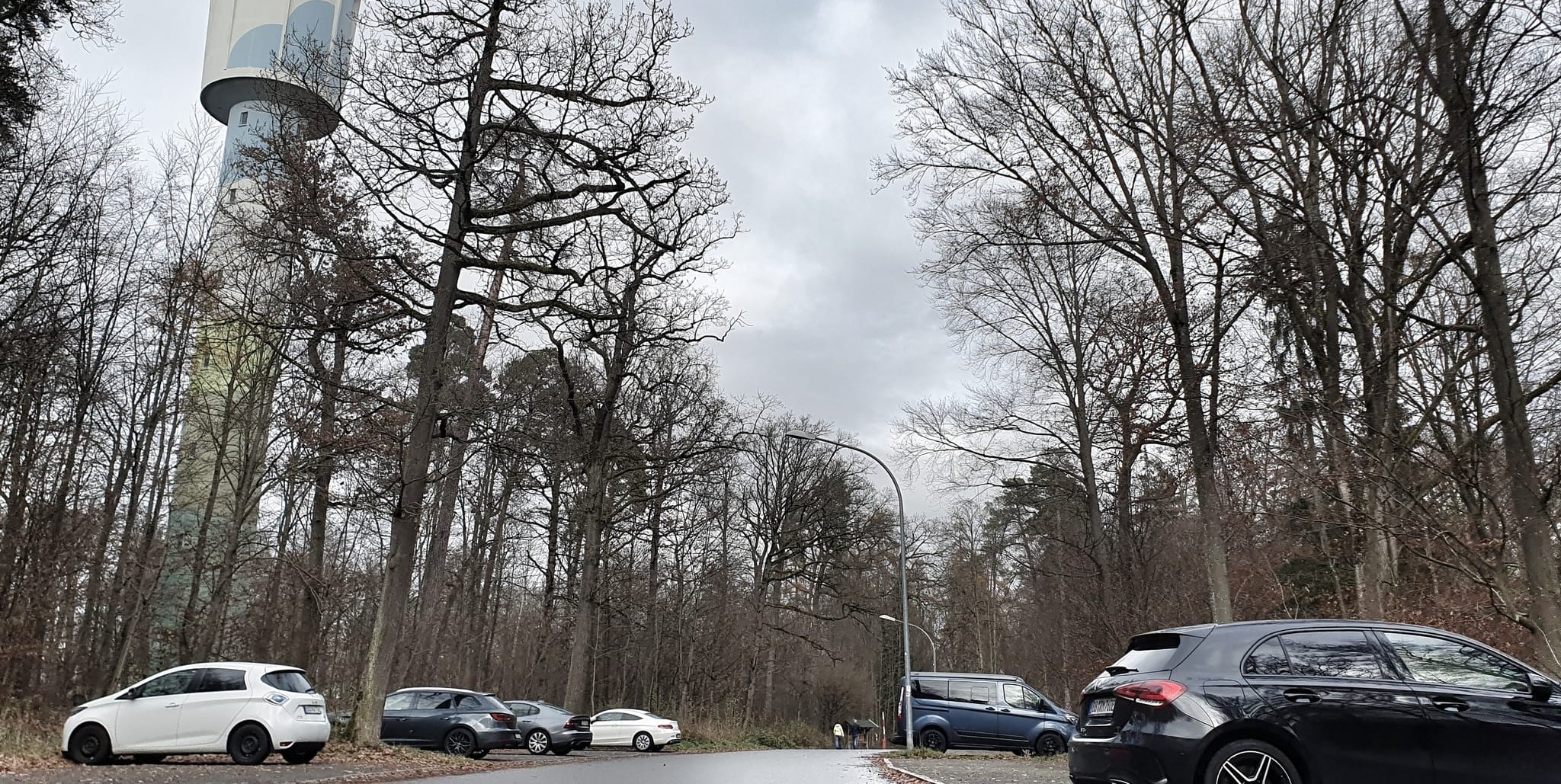 Gut für Waldbesucher: Die Parkplätze am Wasserturm.