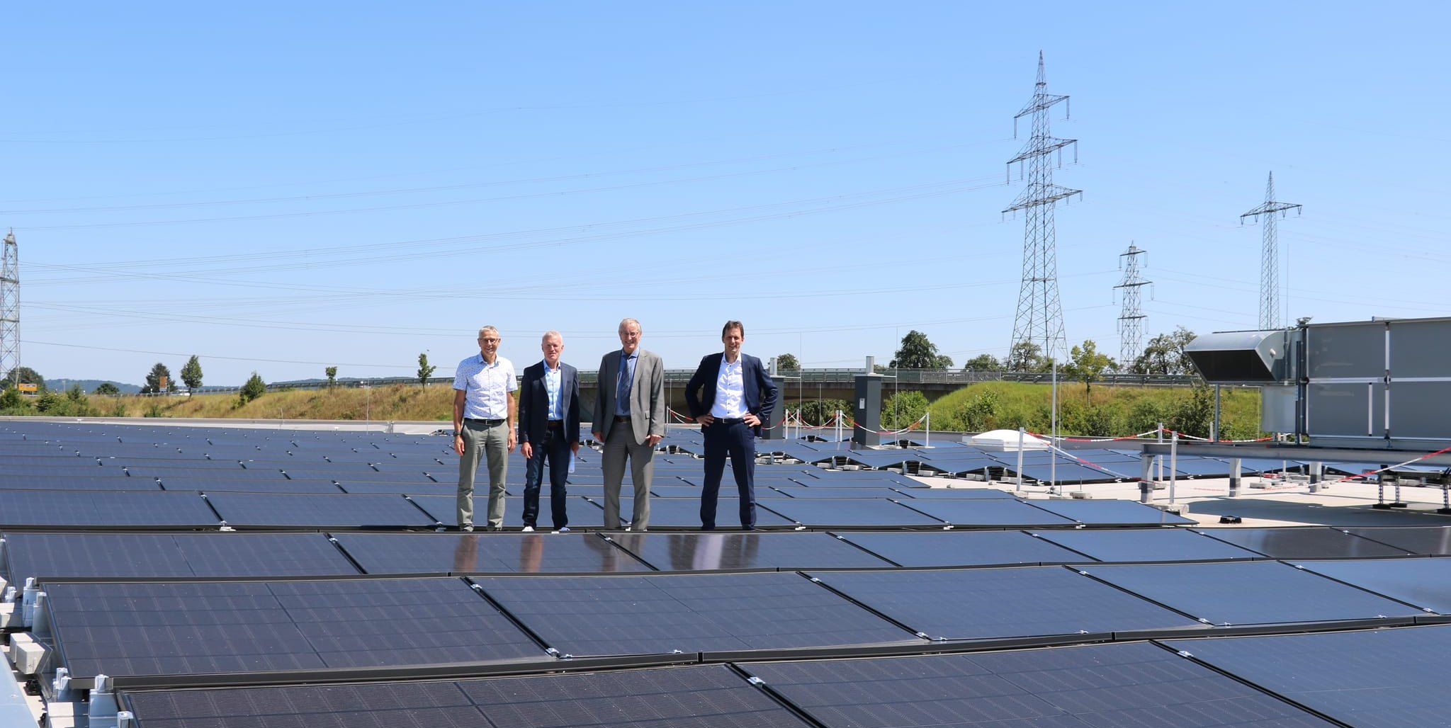 Auf unserem Foto (von links): Thomas Wagner, Dezernent Verkehr und Ordnung, Wolfgang Hörmann, Geschäftsführer Naturstrom GmbH, Landrat Roland Bernhard und Martin Wuttke, Dezernent Umwelt und Klima.